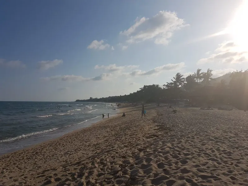 Lamai Beach: Rocas del Abuelo, Muay Thai y mercado dominical