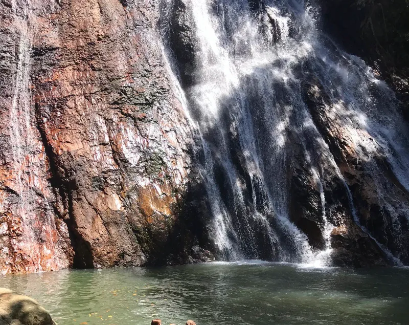 Dschungelbecken an einer der unteren Stufen des Lat Wanon Wasserfalls
