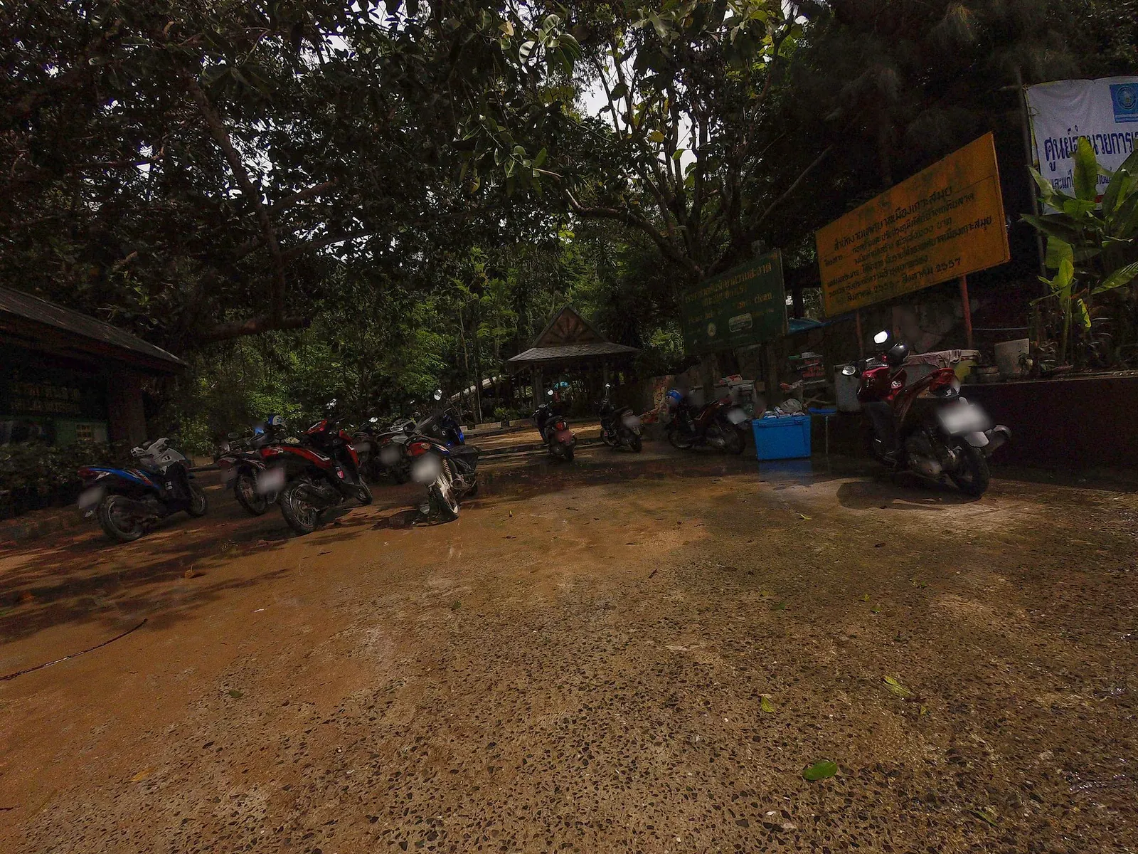 Hin Lad Waterfall Trail — Senderismo por la selva del templo cerca de Nathon