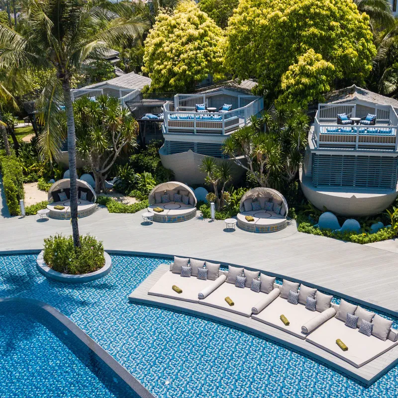 Boat suite a forma di scafo con solarium sul tetto sopra la zona piscina e i lettini del Melia Koh Samui