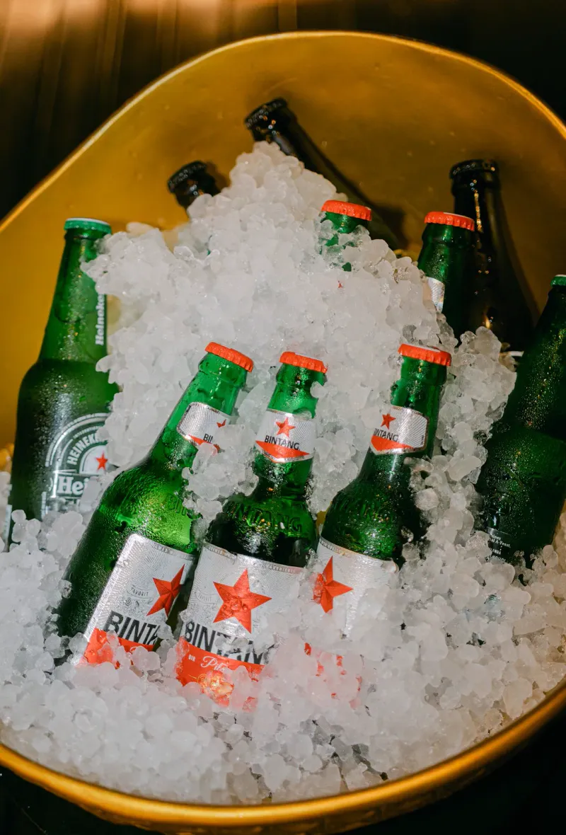 Bierflaschen auf Eis in einem Eimer