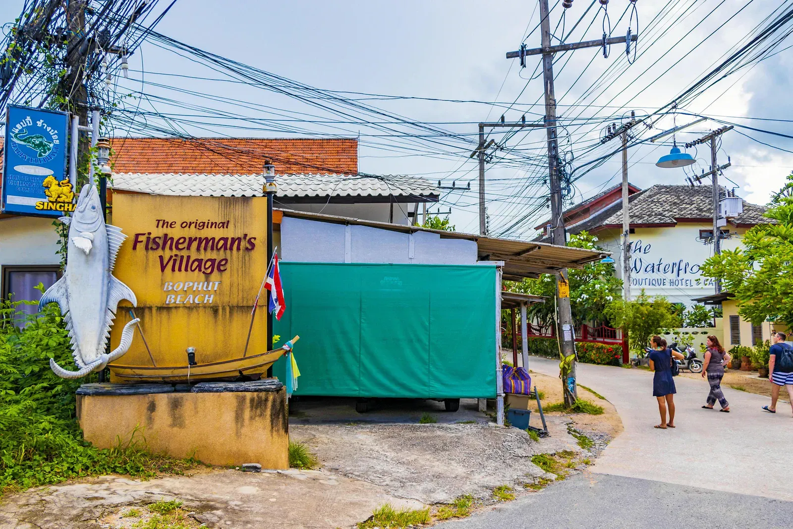 Eingangsschild und Straße von Fisherman's Village in Bophut, Koh Samui, wo freitags die Walking Street stattfindet