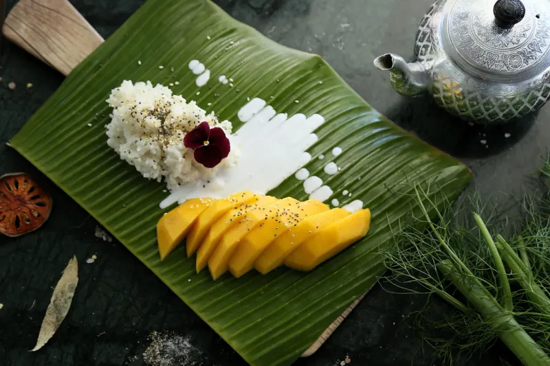 Mango mit Klebreis auf einem Bananenblatt