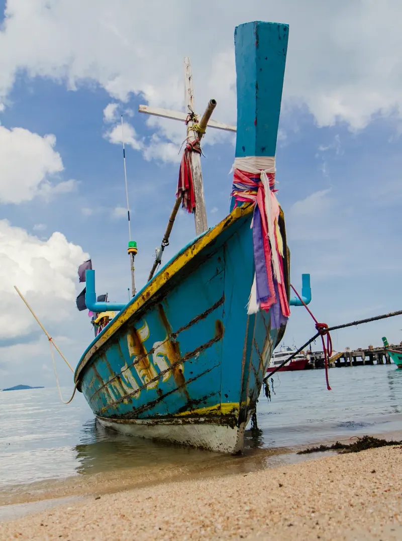 Ein bemaltes Fischerboot am Strand