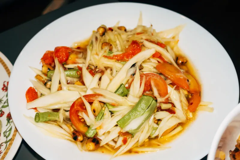 Ein Teller Som Tam, grüner Papayasalat