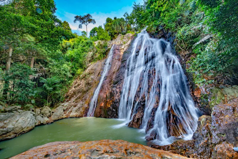 Die violett gefärbte Felswand des Na-Muang-1-Wasserfalls, Koh Samui