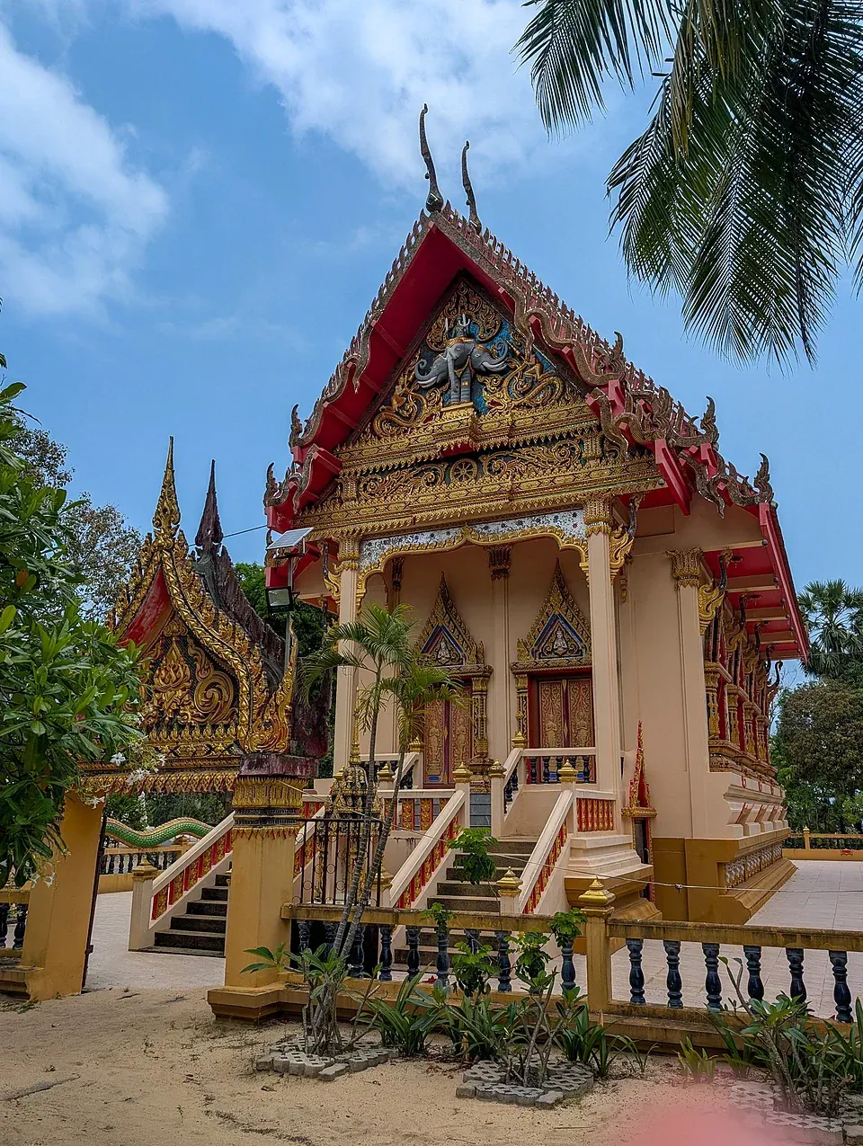 Rot-goldene Tempelhalle von Wat Na Phra Lan direkt am Strand