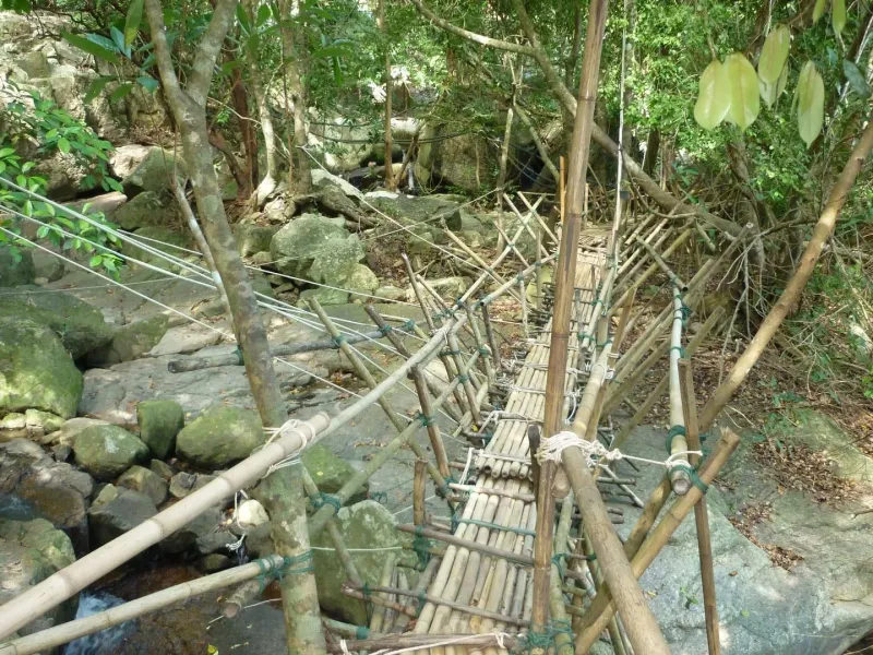 Hacia la cascada Namuang, Koh Samui, Tailandia
