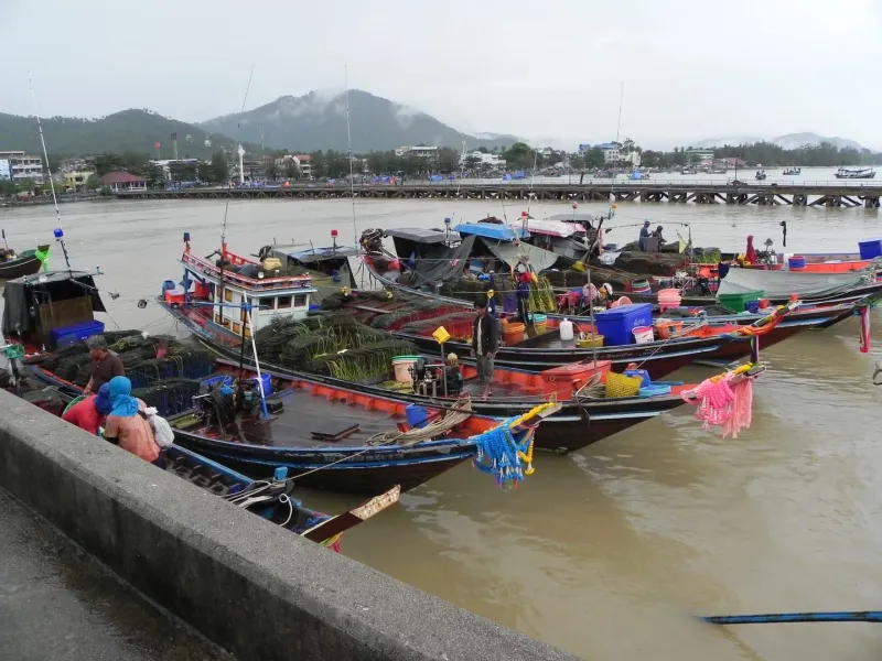 Pier im Hafen von Nathon (Ko Samui) mit Fischerbooten, im Hintergrund die Stadt