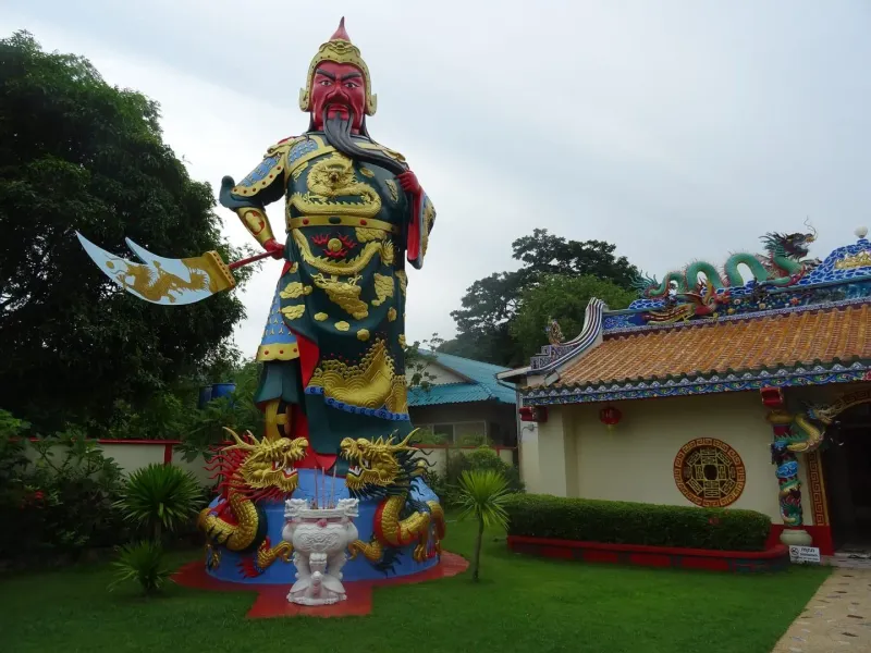 Ein 1862 in Nathon, Ko Samui, von Menschen aus Hainan, China, erbauter Tempel — Ansicht 2
