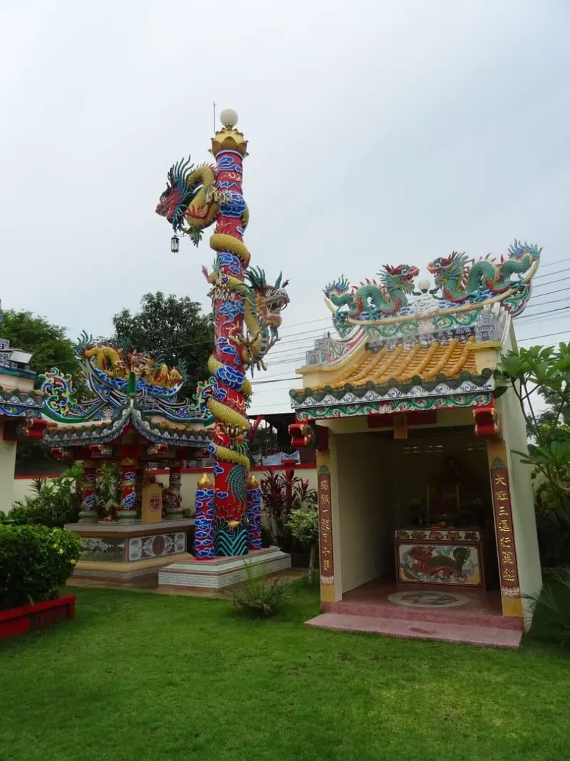 Ein 1862 in Nathon, Ko Samui, von Menschen aus Hainan, China, erbauter Tempel — Ansicht 3