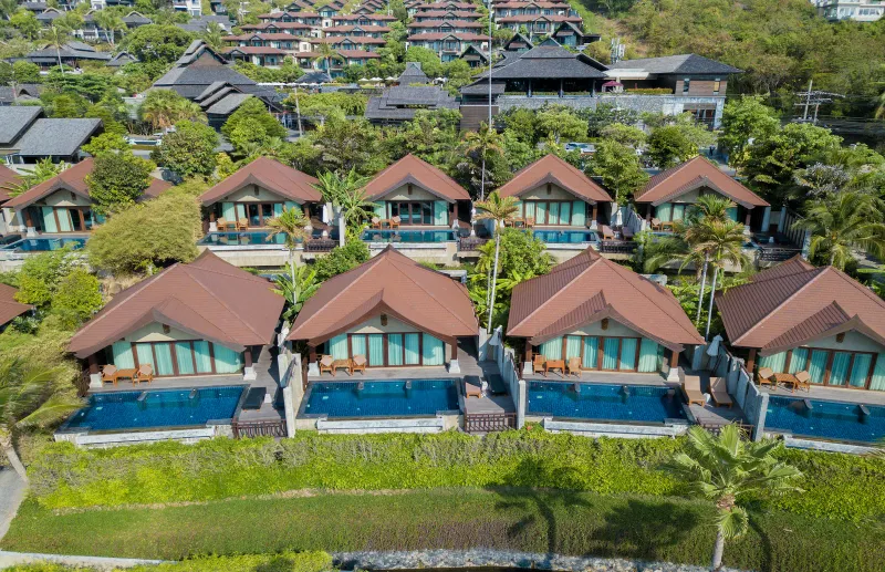 Rangée de villas avec piscine aux toits rouges vues d'en haut au Nora Buri Resort de Koh Samui