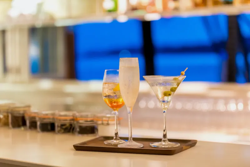 Tre cocktail su un vassoio di legno a un bar dell'Outrigger Koh Samui Beach Resort