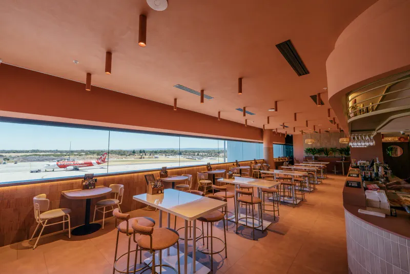 Zone des départs du terminal international de l'aéroport de Perth avec ses comptoirs d'enregistrement, la route la plus courte de l'Australie vers l'Asie