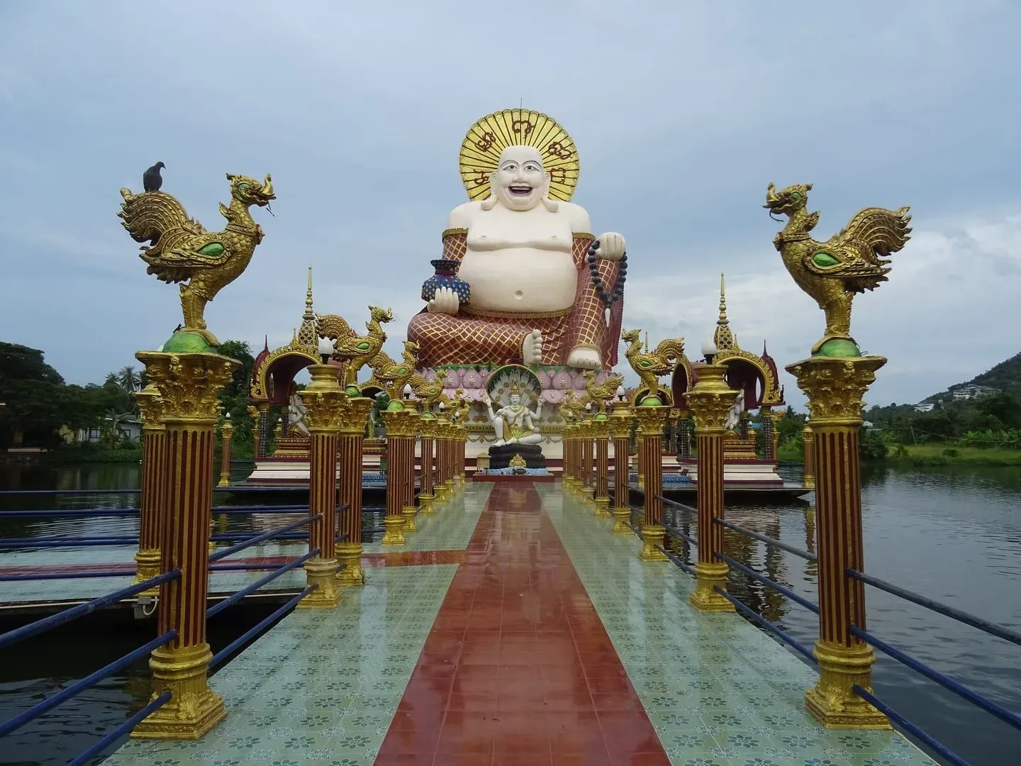 Budai-Statue am Wat Plai Laem im Norden von Ko Samui