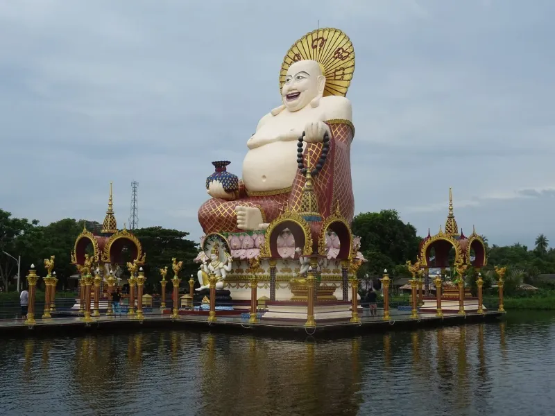 Budai-Statue am Wat Plai Laem im Norden von Ko Samui — Ansicht 2