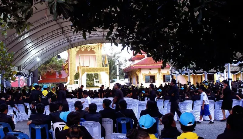 Trauer um König Bhumibol Adulyadej, einer von 878 Orten für symbolische Sandelholzblüten-Opfergaben am 26. Ok…