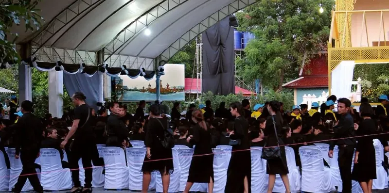 Trauer um König Bhumibol Adulyadej, einer von 878 Orten für symbolische Sandelholzblüten-Opfergaben am 26. Ok… — Ansicht 2