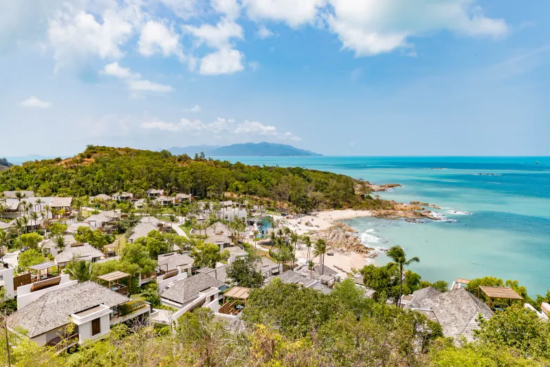 Vue aérienne des villas à flanc de colline et de la baie privée rocheuse de The Ritz-Carlton, Koh Samui à Choeng Mon