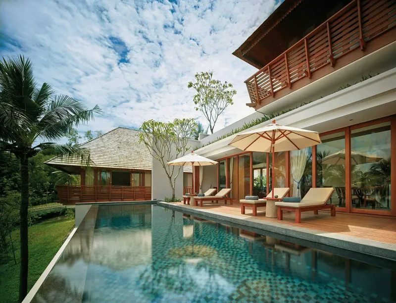 Piscine privée et transats sur la terrasse en bois d'une villa avec piscine de The Ritz-Carlton, Koh Samui