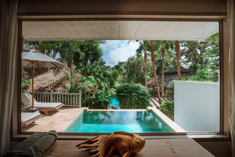 Villa con piscina del Rocky's Boutique Resort con una piscina privata incorniciata da giardino tropicale e un'ampia finestra