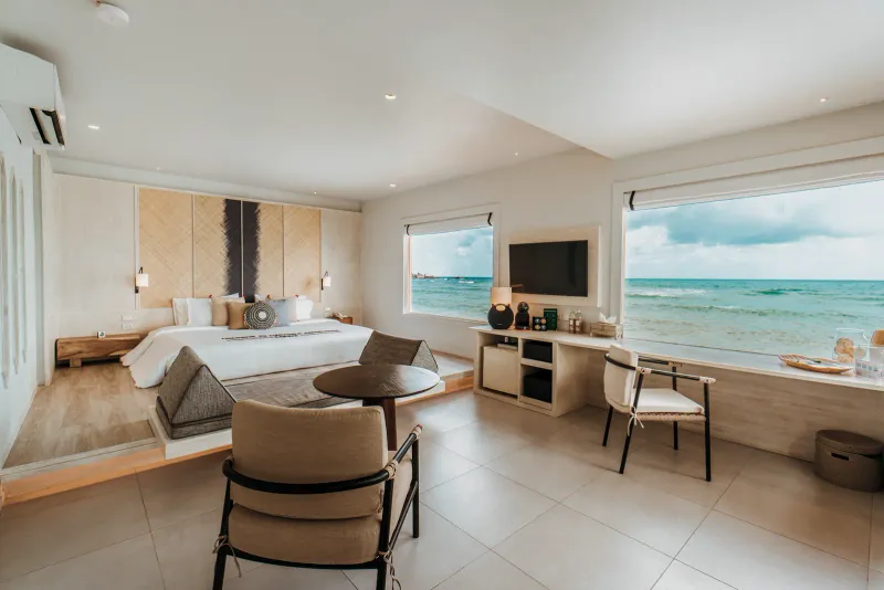Camera da letto del Rocky's Boutique Resort a Koh Samui con un letto king e un'ampia finestra sul mare