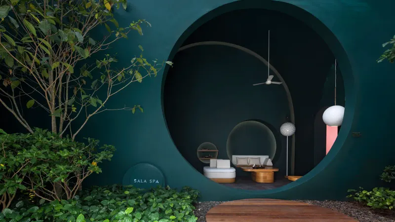 Fenêtre ronde et espace de détente extérieur dans une salle de soins turquoise du spa du SALA Samui Chaweng