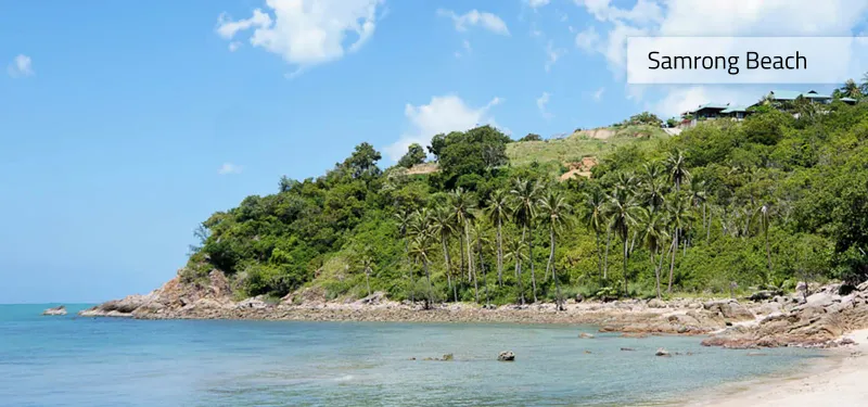 Samrong Beach, umrahmt von einer bewaldeten Landzunge und Kokospalmen