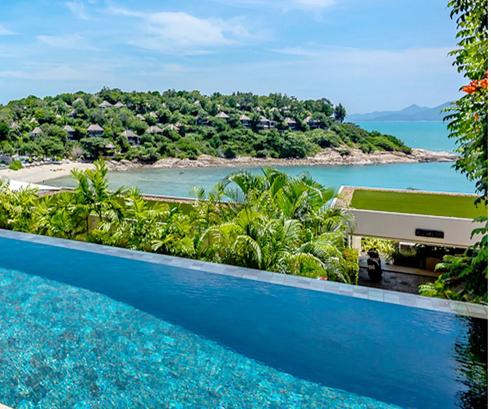 Infinity-Pool mit Blick über Samrong Bay von einer Hangterrasse des Resorts