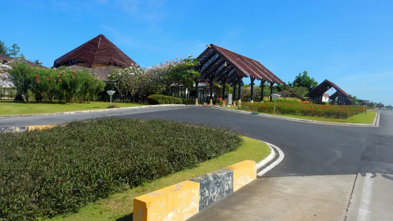 Entrée du terminal en plein air à toit de bois de l'aéroport international de Samui par temps dégagé