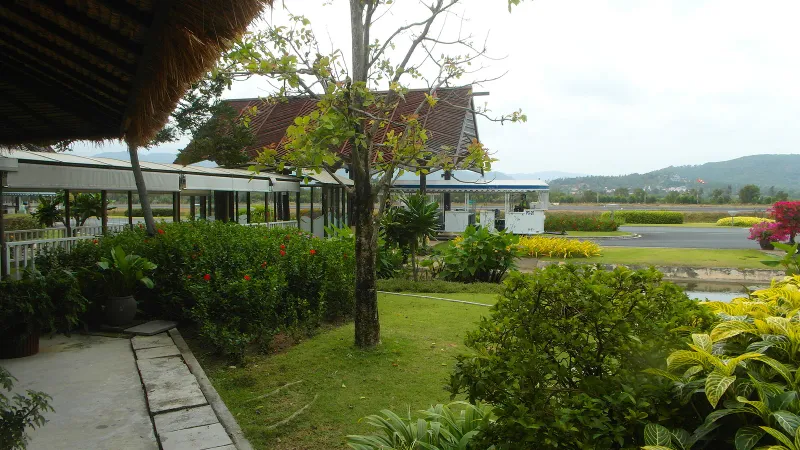 Bâtiments de terminal en bois à ciel ouvert de l'aéroport de Samui, à Koh Samui, Thaïlande