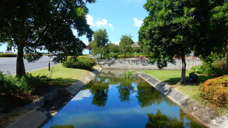 Terminal en plein air de l'aéroport de Samui, avec un toit d'inspiration tropicale, photographié en 2015