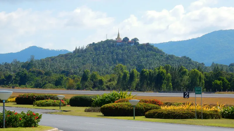 Zone de départs de l'aéroport de Samui avec couloirs couverts et jardins, vue en 2015