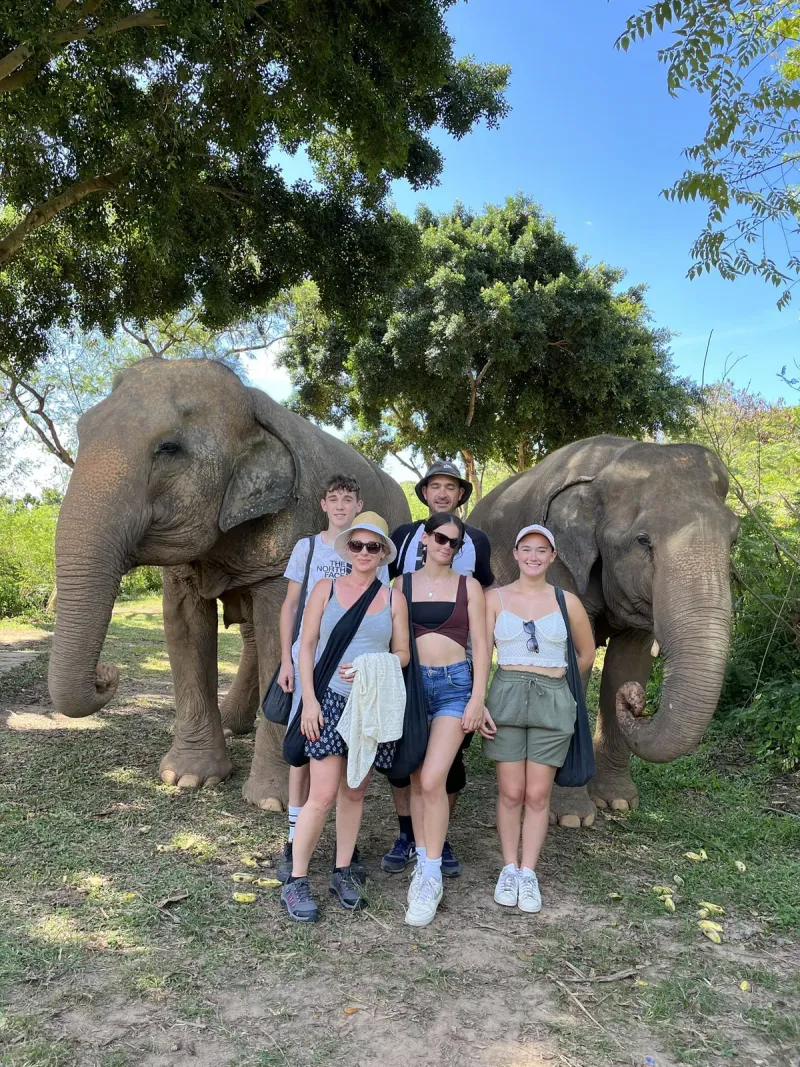 Une famille auprès de deux éléphants au Samui Elephant Sanctuary, sans selle ni harnais