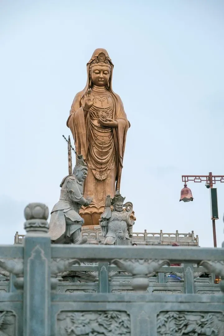 Guanyin-Statue mit Blick über ein ruhiges Tempelgelände