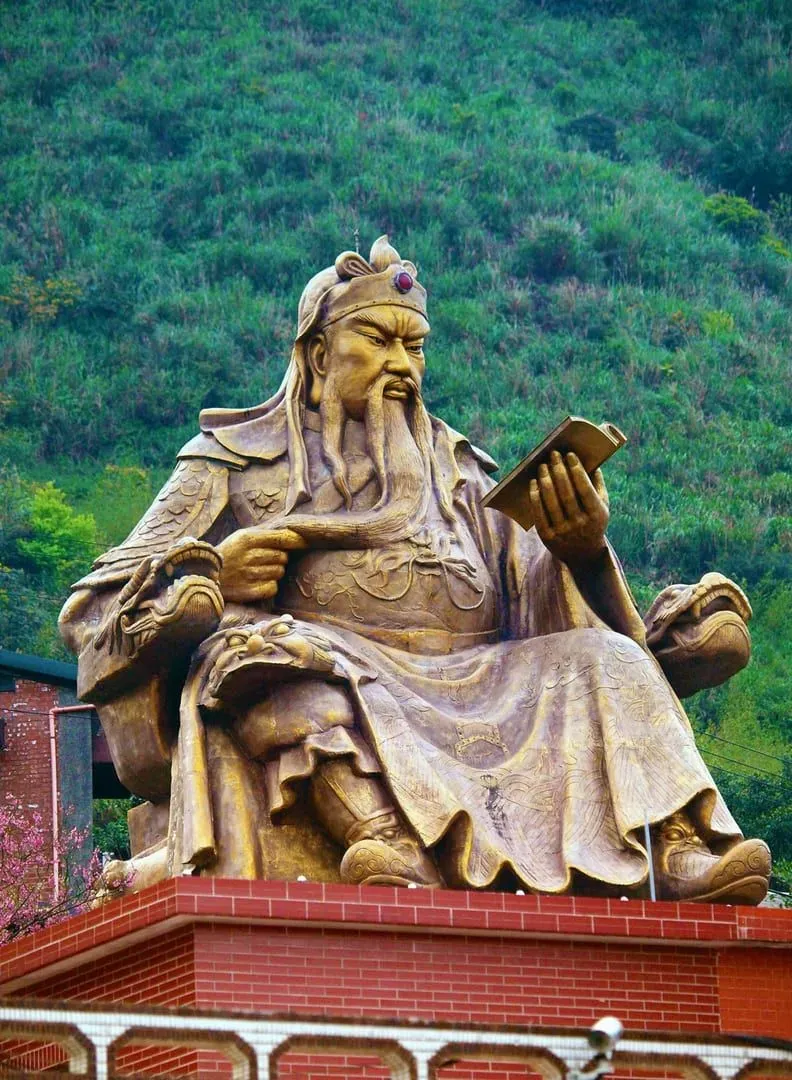 Bronzestatue von Guan Yu in Jinguashi, Taiwan, vor üppigem Grün