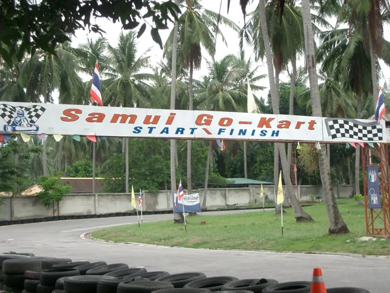 タイヤバリアが並ぶ空のアスファルトのコースの上に、色あせた「Samui Go-Kart」のスタート・ゴールの横断幕がかかるボプットの様子