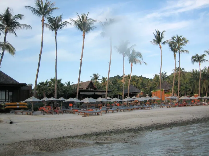 A resort beach with sun loungers near Mai Samui, roughly 500 m from the lighthouse's OSM coordinates