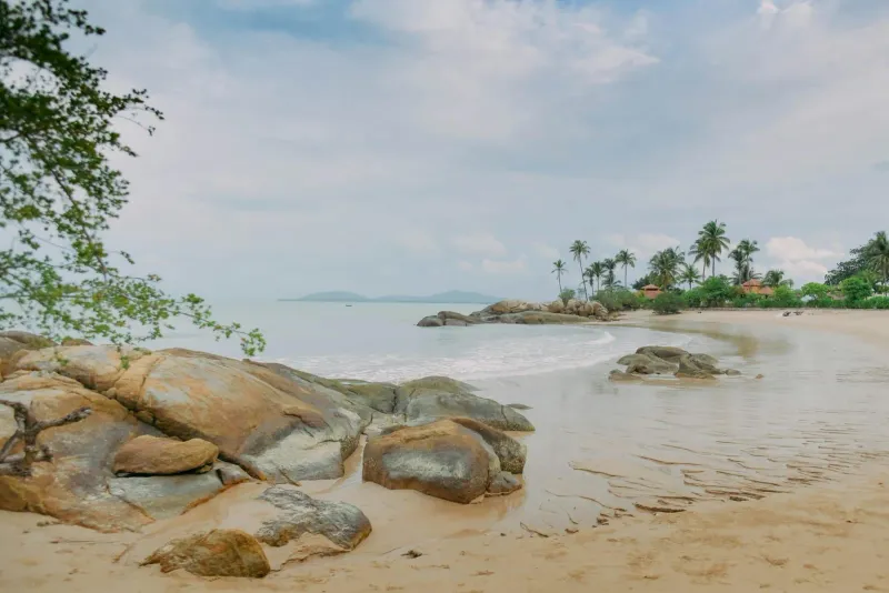Golden sand and clear water at Lamai Beach, Koh Samui, during the dry season