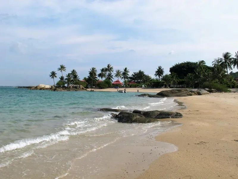 Golden sand and palm trees on Lamai Beach, Koh Samui, near Sunrise Studio