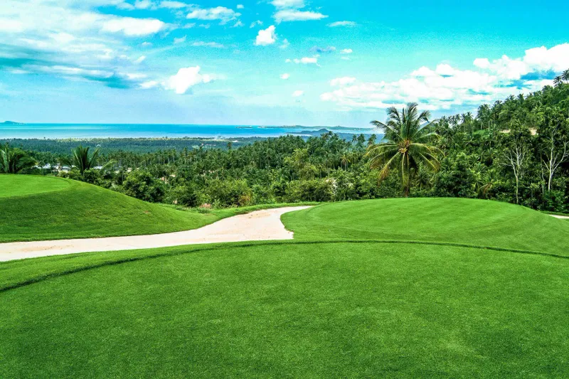 Il tracciato collinare del Santiburi Samui Country Club, in una guida al golf di Koh Samui