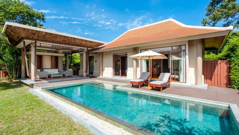 Villa avec piscine privée, toit de terre cuite, transats et pelouse à Santiburi Koh Samui
