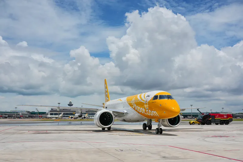 Jet Embraer E190-E2 giallo di Scoot sul piazzale dell'aeroporto Changi di Singapore
