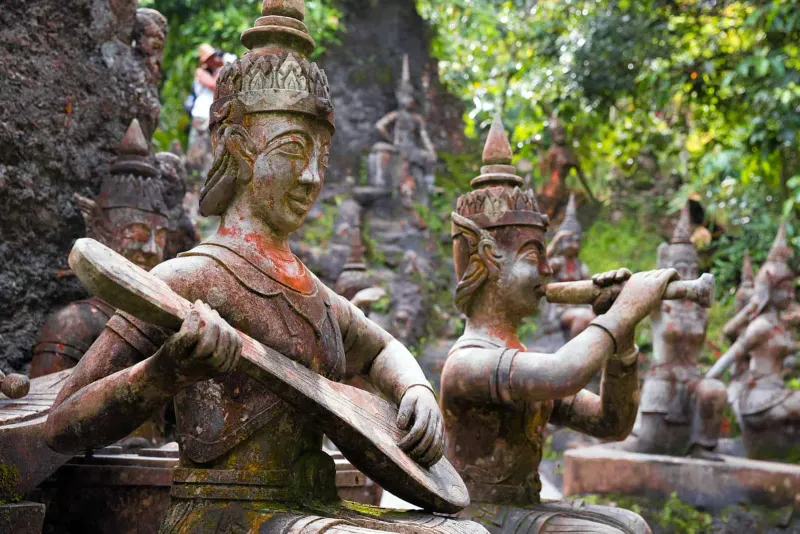 Musikantenstatuen zwischen den Felsen des Tarnim Magic Garden