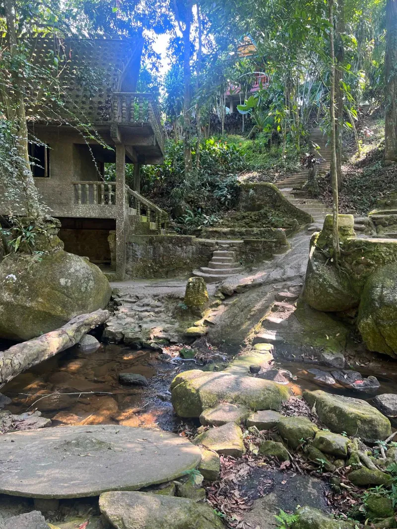 Steintreppe an einer traditionellen Hütte im Secret Buddha Garden