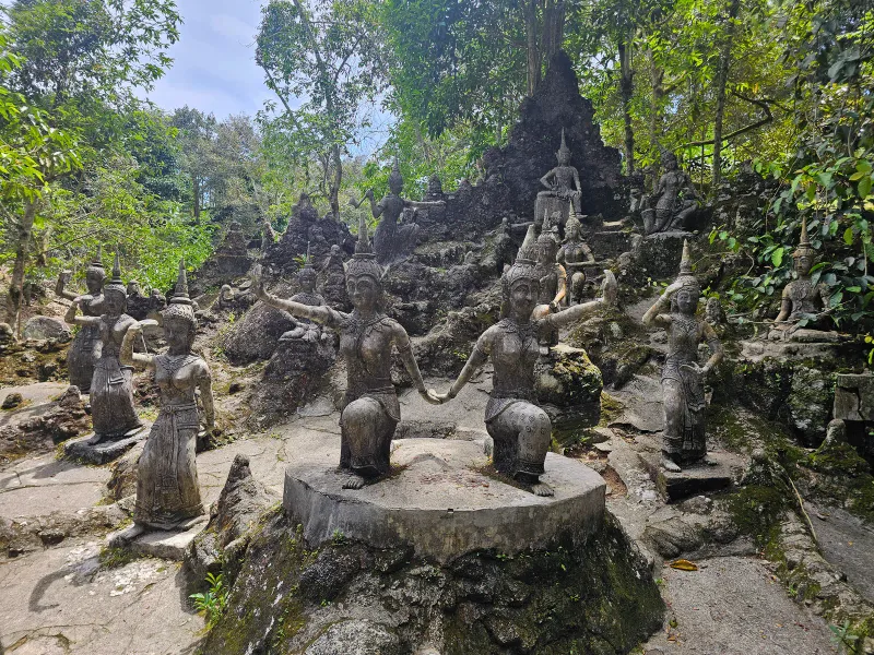 Nahaufnahme einer lächelnden steinernen Göttinnenstatue im Tarnim Magic Garden
