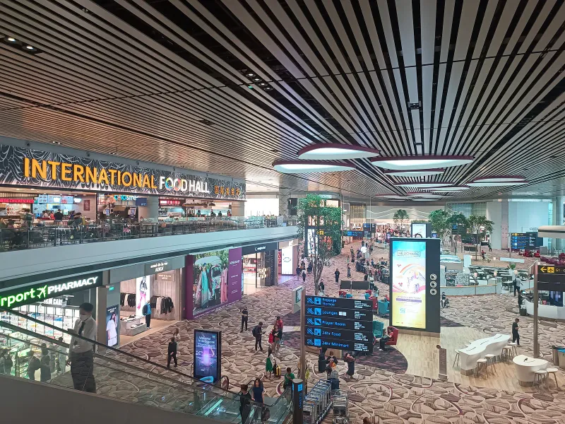 Intérieur de la salle des départs de l'aéroport de Singapour Changi, principale plaque tournante pour les vols de l'Australie vers Koh Samui