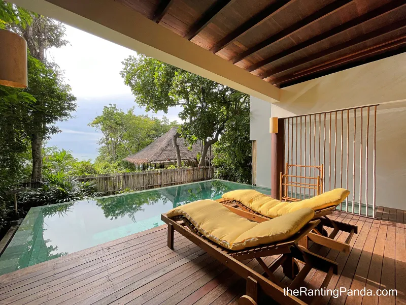 Terrazza di una villa del Six Senses Samui con piscina privata, lettini e un padiglione di paglia