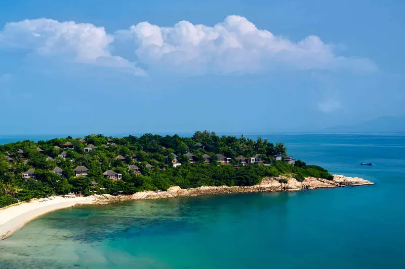 Veduta aerea del promontorio di Samrong Bay al Six Senses Samui, con ville nella foresta e acqua turchese