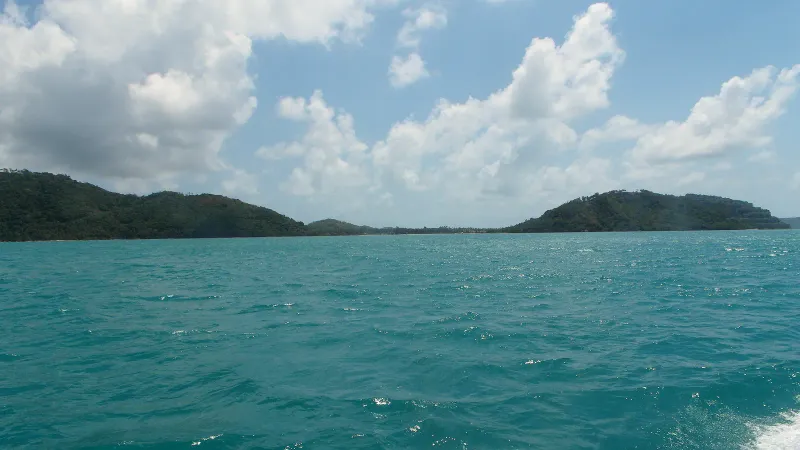 Mar en calma e islas frente a la costa suroeste de Samui